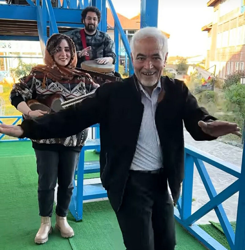دختر جوانی که با صادق بوقی معروف شد