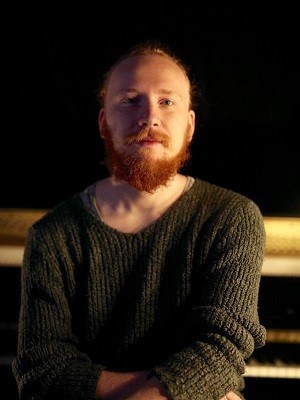 آهنگ بیکلام “سفر در میان دنیاها” از نیکلاس پاشبورگ؛ پیانیست آلمانی