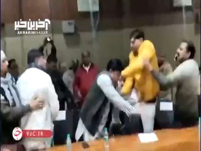 کتک کاری در جلسه شورای شهر هند
