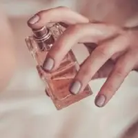 4 اشتباهی که مانع ماندگاری بوی عطر می‌شود