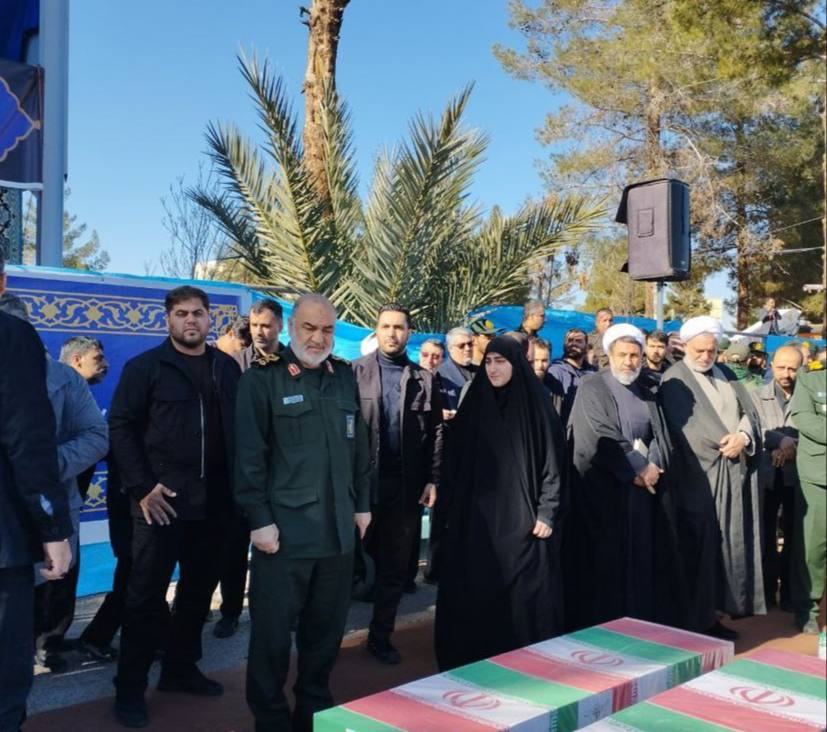 عکس/ حضور سردار سلامی و  فرزندان حاج قاسم در مصلای کرمان