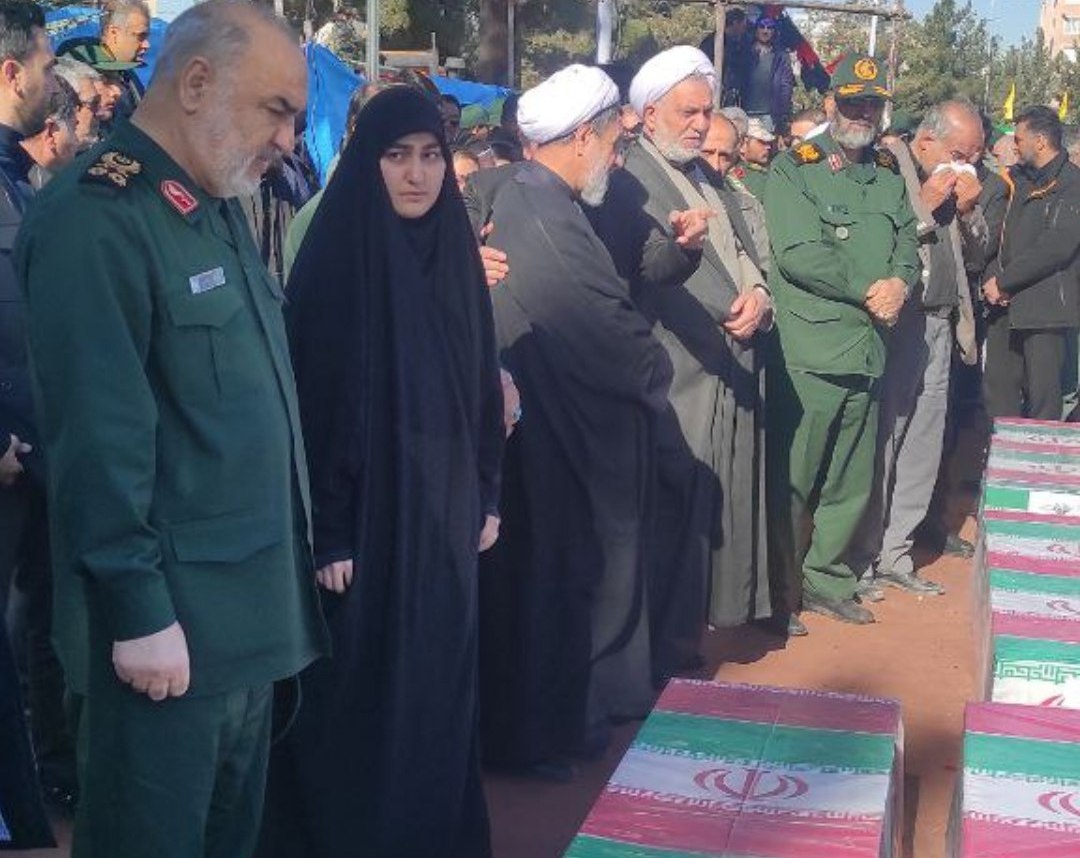 عکس/ حضور سردار سلامی و  فرزندان حاج قاسم در مصلای کرمان