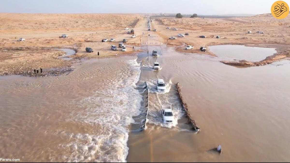گرفتار شدن خودروها و شترها در سیل عظیم عربستان