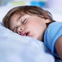 علت خوابیدن کودک با دهان باز