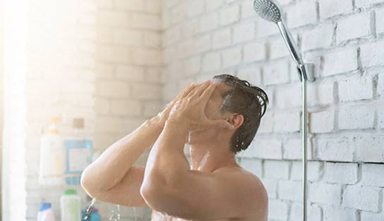 ۱۳ اشتباه کُشنده که نباید در حمام مرتکب شوید