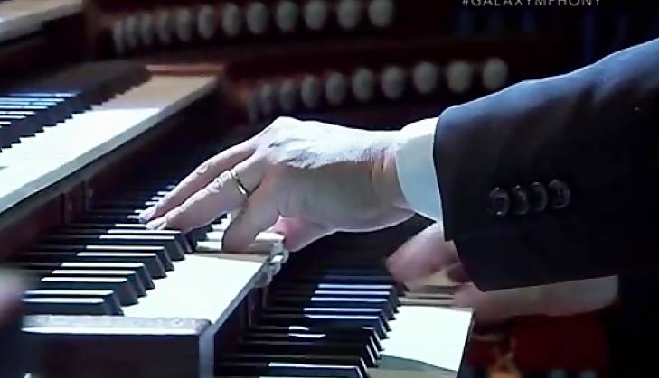 اجرای زنده و فوق العاده موسیقی فیلم “میان ستاره ای”