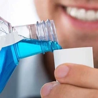 عوارض خوردن دهانشویه؛ علائم مصرف بیش از حد دهانشویه را بشناسید