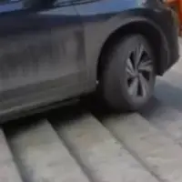 خودنمایی خودروی چینی در عبور از پله 