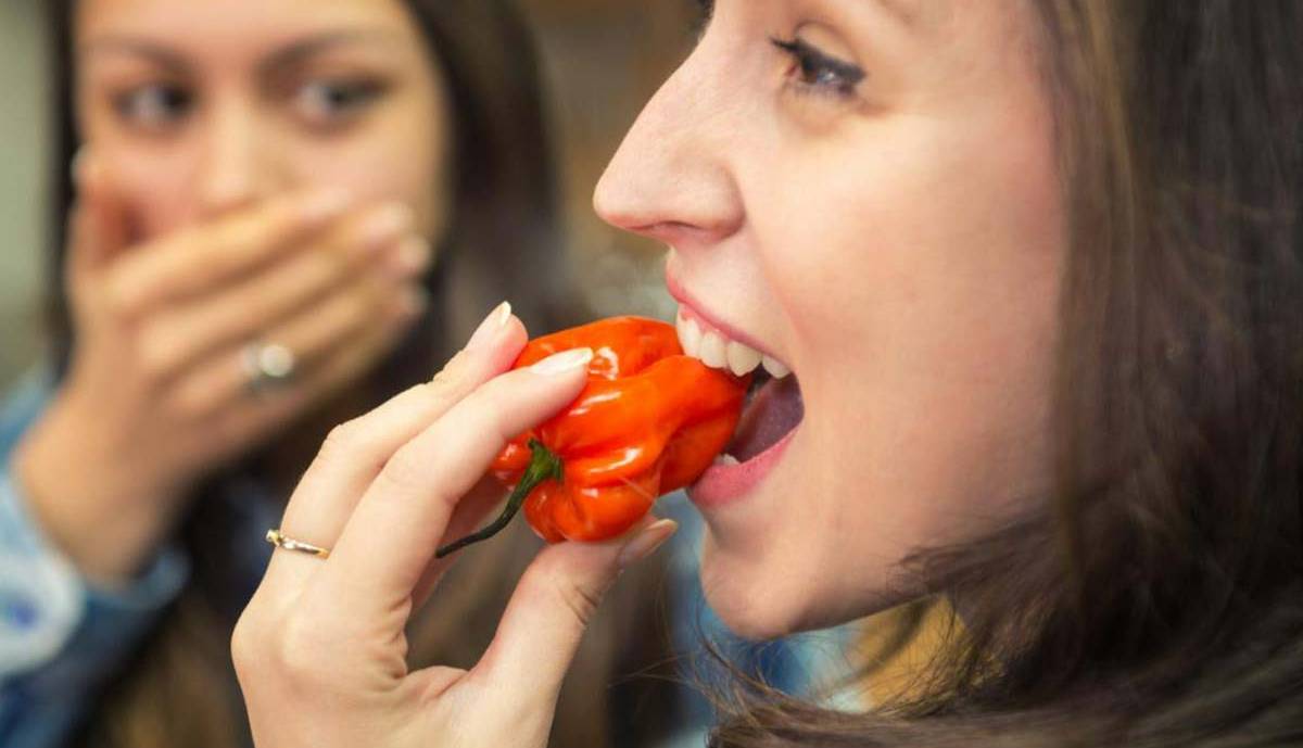 اینفوگرافی / با مصرف غذاهای تندو تیز چه اتفاقی برای بدنتان می‌افتد؟