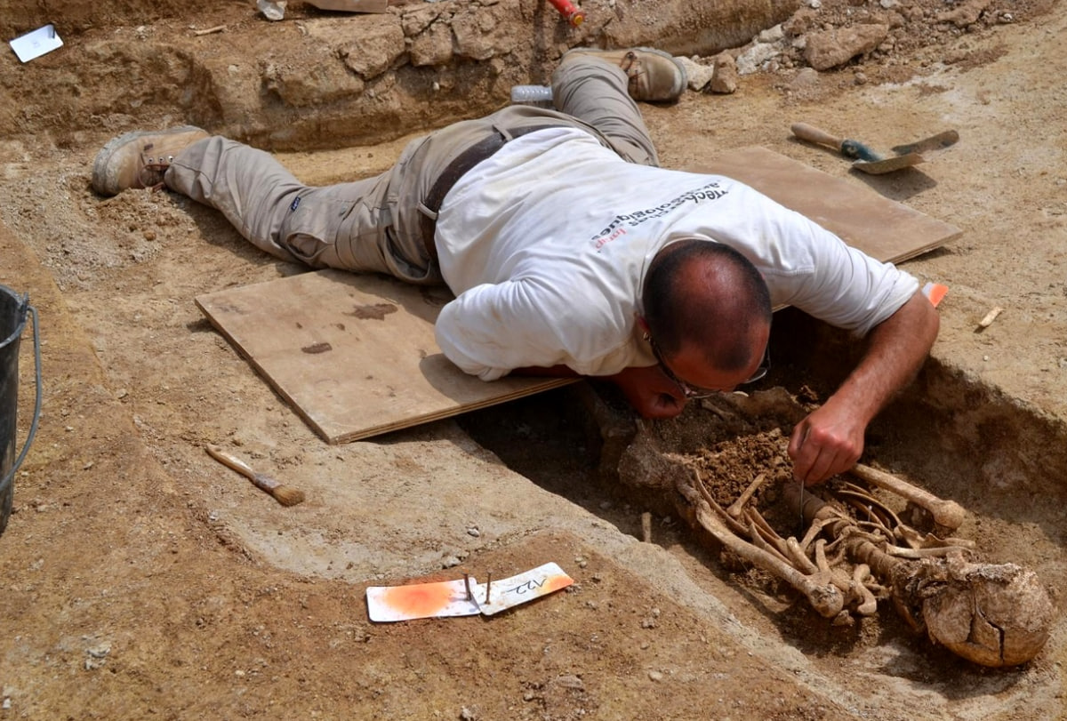 کشف گورستان مرموز از قرون‌ وسطا