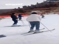 برخورد زن اسکی باز با لبه های پیست اسکی