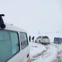 برف و کولاکِ محور تکاب - شاهین‌دژ ۱۵ نفر را گرفتار کرد