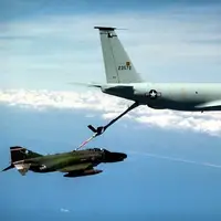 تصاویری متفاوت از  لحظه سوختگیری جنگنده F4 در دل آسمان