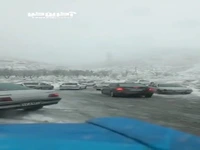 گرفتار شدن خودروها در گردنه سخوید تفت به علت بارش برف