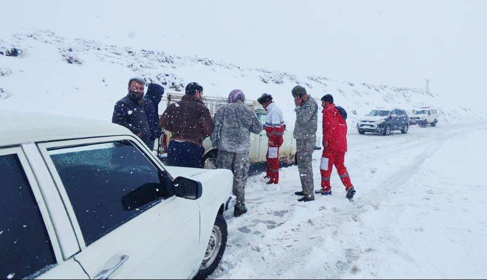 ۹ خودرو در راههای برفی خوزستان گرفتار شدند