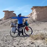 رکاب‌زنی دوچرخه‌سوار بیرجندی در بیابان جهانی لوت