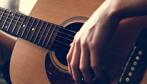 اجرایی ملایم و آرامش بخش با ساز گیتار