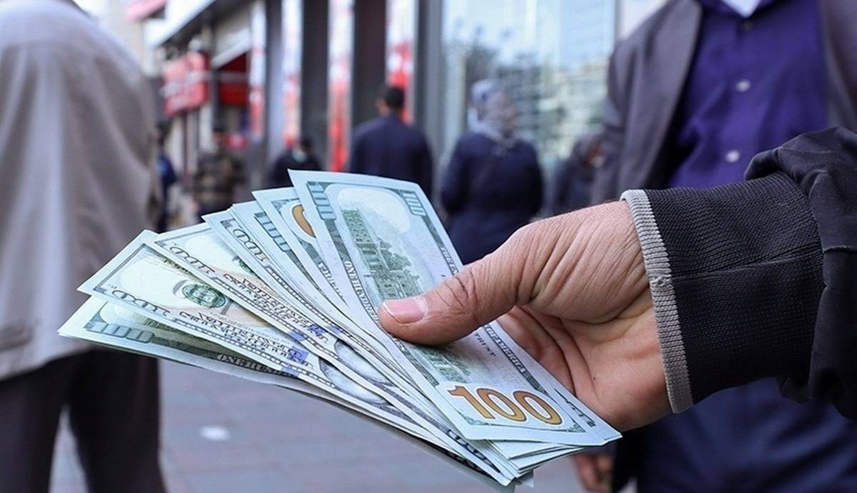 کیهان: دلالان و رسانه‌های قیمت‌ساز در بازار ارز جوسازی می کنند