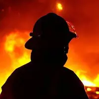 آتش‌سوزی گسترده در یک کارگاه نجاری در همدان