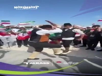 رقص مازندرانی تماشاگران ایرانی قبل از بازی با ژاپن