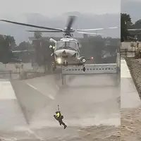 نجات مرد گرفتار در رودخانه طغیان کرده لس‌آنجلس با هلی‌کوپتر