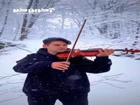 ویولن نوازی گوش نواز در دلِ یک منظره برفی 