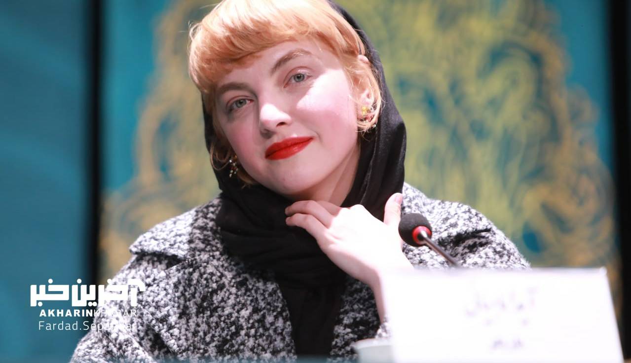 حاشیه‌نگاری ششمین روز جشنواره فجر 42؛ جلب توجه خانم بازیگر با ژست های خاص!