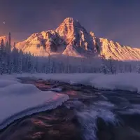 صبح زمستانی در رشته کوه های راکی کانادا