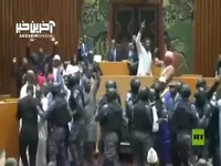 لحظه دستگیری نمایندگان مخالف دولت در پارلمان!
