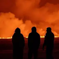 پرتاب گدازه‌های آتشفشان تا ارتفاع ۵۰ متری در ایسلند
