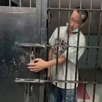 شکستن قفل از داخل زندان توسط یک خلافکار مقابل چشمان پلیس!