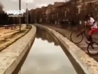 عبور دلهره‌آور دوچرخه سوار از کانال آب