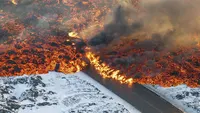 تصاویری از ایسلند؛ گدازه‌های آتشفشانی جاده‌ها را می‌بلعند