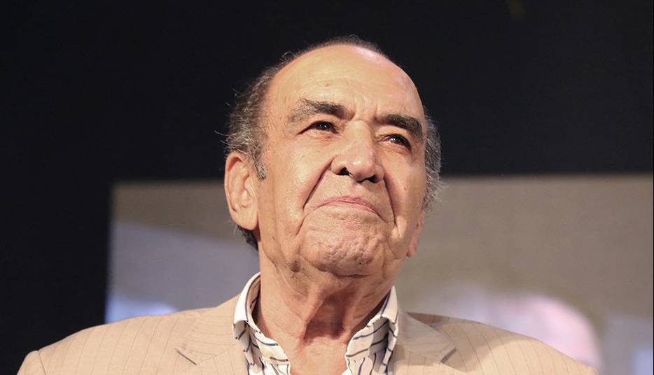 اجرای آهنگ «من یک پرندم» استاد ایرج همراه با نوازنده خیابانی