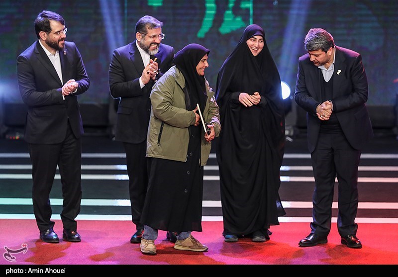 عکس/ خوش و بش گرم تنها کارگردان زن جشنواره فجر با فرزند سردار سلیمانی