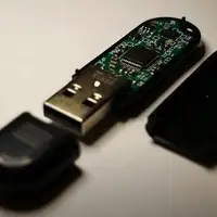 اگر این فلش USB را هک کنید، خودکشی می‌کند!