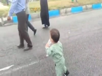 ویدئویی از یک کودک در راهپیمایی 22 بهمن بندرعباس که پربیننده شد