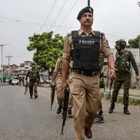 سیلی زدن پلیس هند به مردان در قسمت واگن بانوان