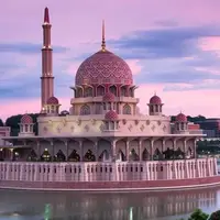 مسجد زیبای «پوترا» در مرکز کوالالامپور، پایتخت مالزی