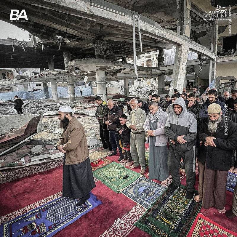عکس/ نماز جماعت مردم روی آوارهای مساجد در غزه