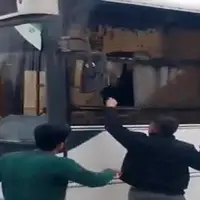 تصاویری از حمله امروز اراذل و اوباش به یک اتوبوس در مشهد
