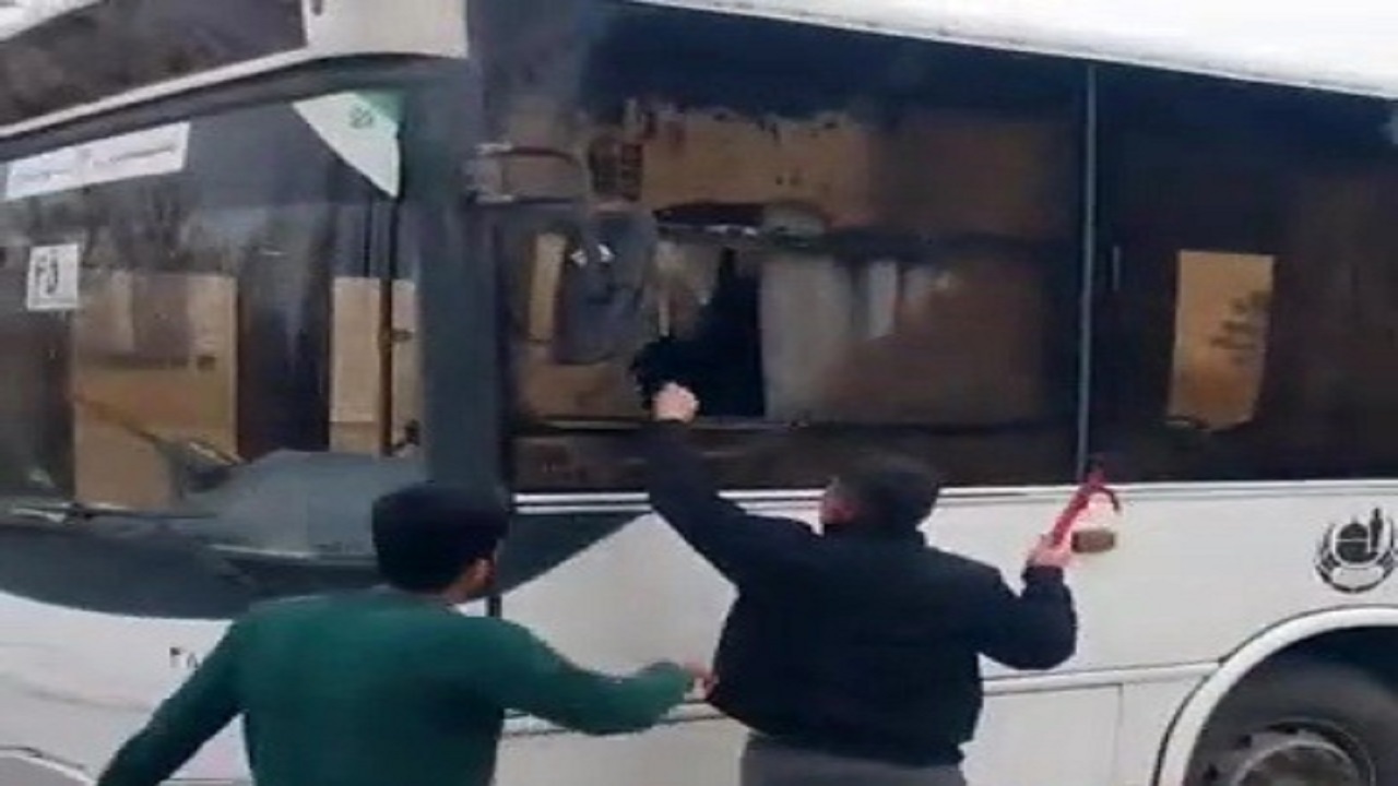 عکس/ حمله اراذل و اوباش به اتوبوس درون شهری در مشهد