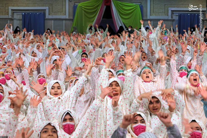 همخوانی دل‌نشین سرود دخترانه در جشن تکلیف سه هزار نفری