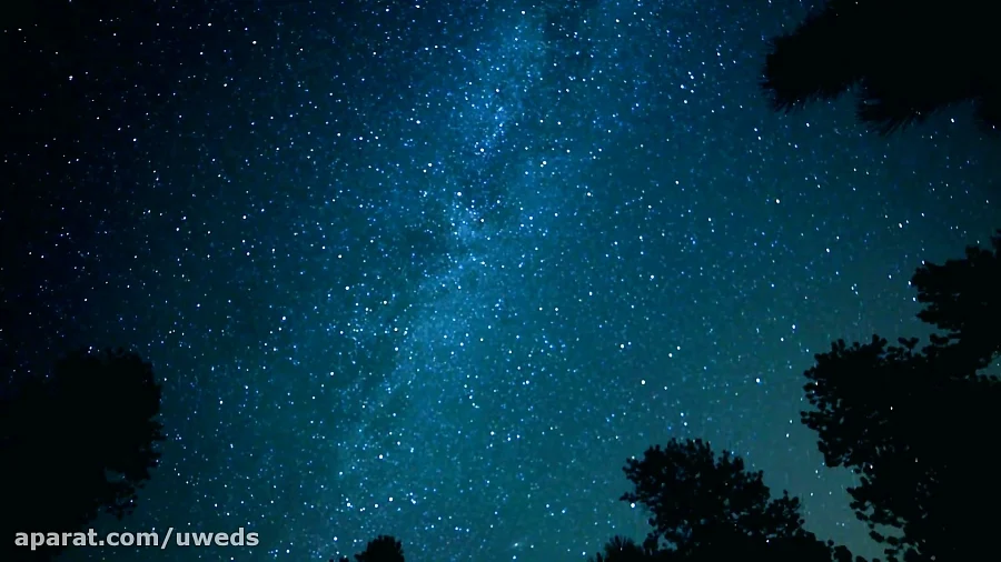 تایم لپس زیبا از آسمان یک شب پر ستاره در طبیعت