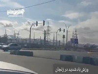 بادِ شدید در زنجان، چراغ راهنمایی و رانندگی را هم ثابت نگذاشت
