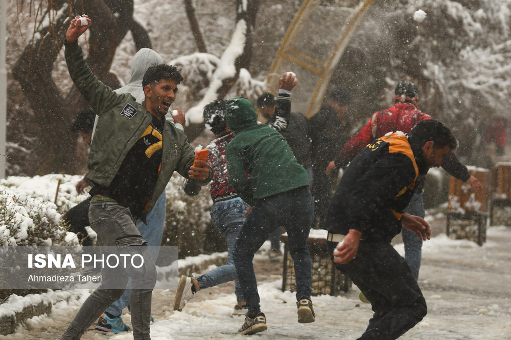 عکس/ شادی مردم از اولین برف زمستانی اصفهان