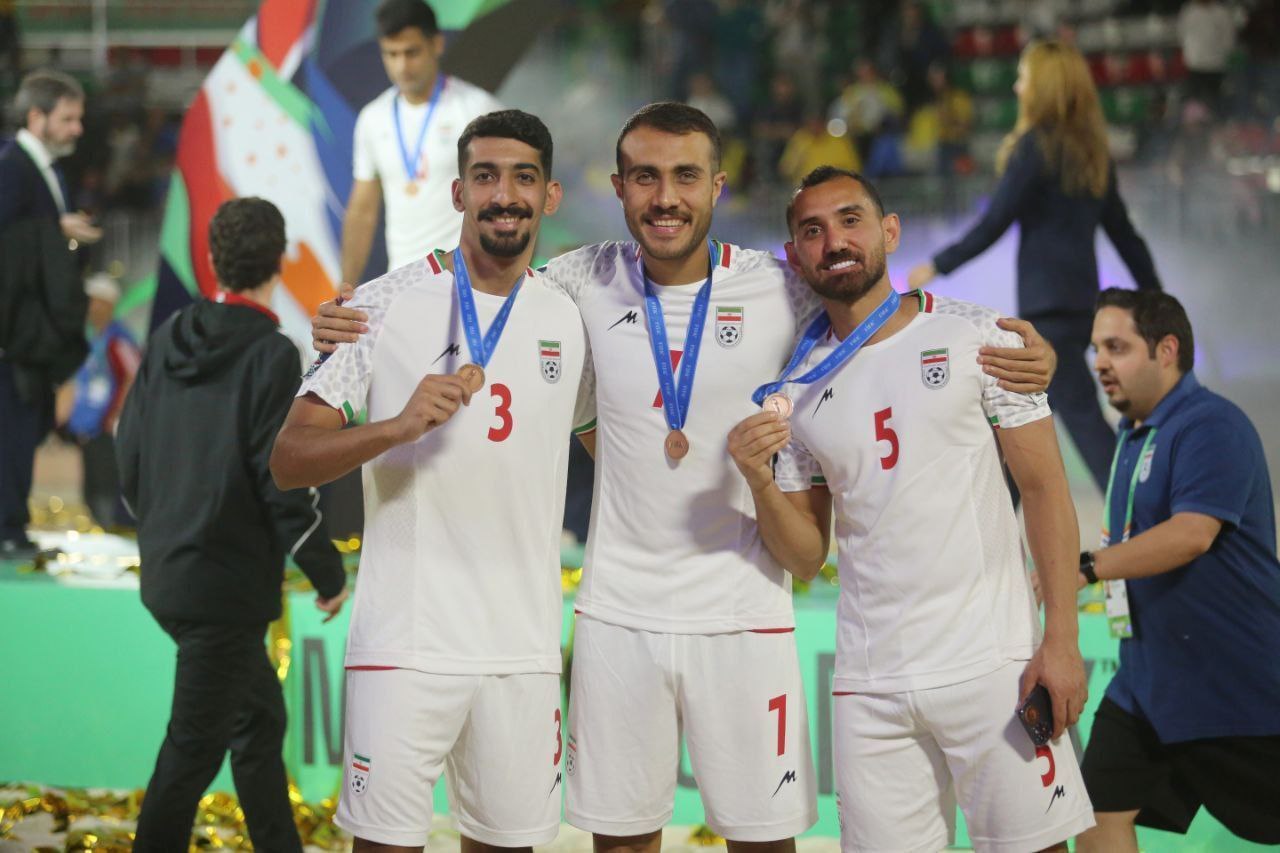 عکس/ اهدای مدال برنز جام جهانی فوتبال ساحلی به تیم ملی ایران 