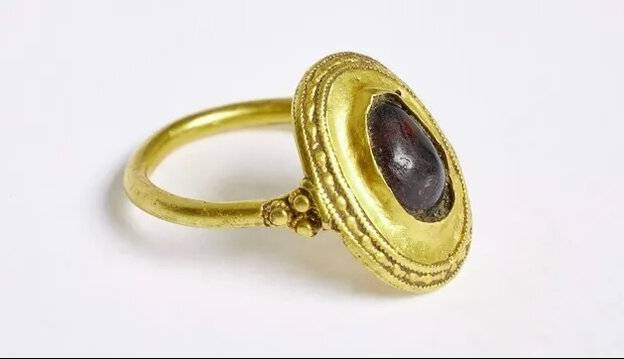 گوناگون/ کشف انگشتر طلای 1500ساله سلطنتی