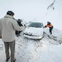 راهداران زنجان به بیش از ۴۵۰ خودروی گرفتار در کولاک امدادرسانی کردند