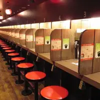 کارکنان عجیب یک رستوران در ژاپن سالمندان مبتلا به دمانس
